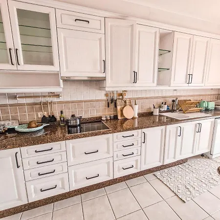 Vakantiehuis Oceanview Boutique House, 125 Sqm, Parking, Sunset Rooftop *