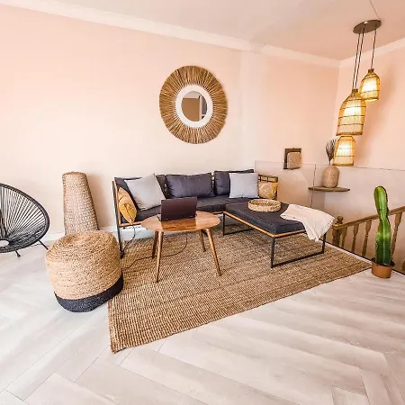 Vakantiehuis Oceanview Boutique House, 125 Sqm, Parking, Sunset Rooftop *