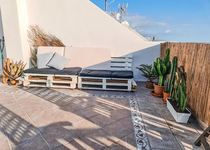 Vakantiehuis Oceanview Boutique House, 125 Sqm, Parking, Sunset Rooftop *