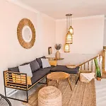 Oceanview Boutique House, 125 Sqm, Parking, Sunset Rooftop アデヘ